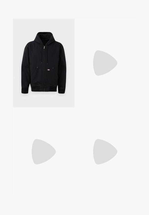 Juodas gobtuvinis švarkas su priekiniais užtrauktukais, virvute ir dviem šoninėmis kišenėmis. Yra raukšlėtus rankogalius ir liemenį, pagamintas iš patvarios medžiagos, paprasto dizaino.; Baltas medvilninis marškinėliai trumpomis rankovėmis ir apvaliu iškirpimu, su mėlynu siuvinėtu "Converse" logotipu ir sportbačio bei žvaigždės dizainu.; Juodos džinsinės kelnės su aukštu liemeniu, tiesaus kirpimo ir subtiliu tekstūriniu paviršiumi. Su standartiniu penkių kišenių dizainu ir priekyje esančiu mygtuko užsegimu.; Ruda odinė kulkšnė batai su kvadratiniu pirštu, sagties akcentais ir storu juodu padu. Yra šoninis užtrauktukas ir tekstūruotas paviršius.