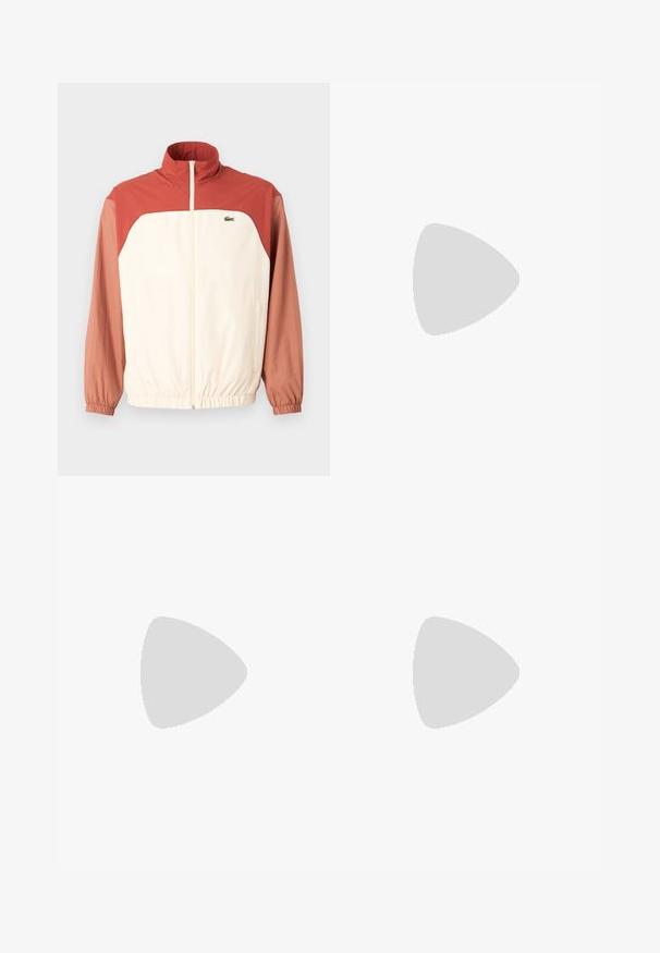 Kremkrāsas vējjaka ar sarkanbrūnajām piedurknēm, priekšējais rāvējslēdzis, augsta apkakle, elastīgi aproces un smalks logotipa akcentu uz krūškurvja.; Sarkans kokvilnas T-krekls ar īsām piedurknēm, ar apaļu apkakli un mazu zaļu krokodila logo kreisajā krūtī. Gluda tekstūra, ikdienišķa piegriezuma.; Melni bikses ar taisnajām kājām, izgatavotas no gludas auduma. Aprīkotas ar elastīgu jostasvietu un pogu aizdari.; Baltas un gaiši bež sporta apavi, ar sieta augšdaļu, perforētiem detaļām un teksturētu vidusdaļu ar zīmolu uz papēža.