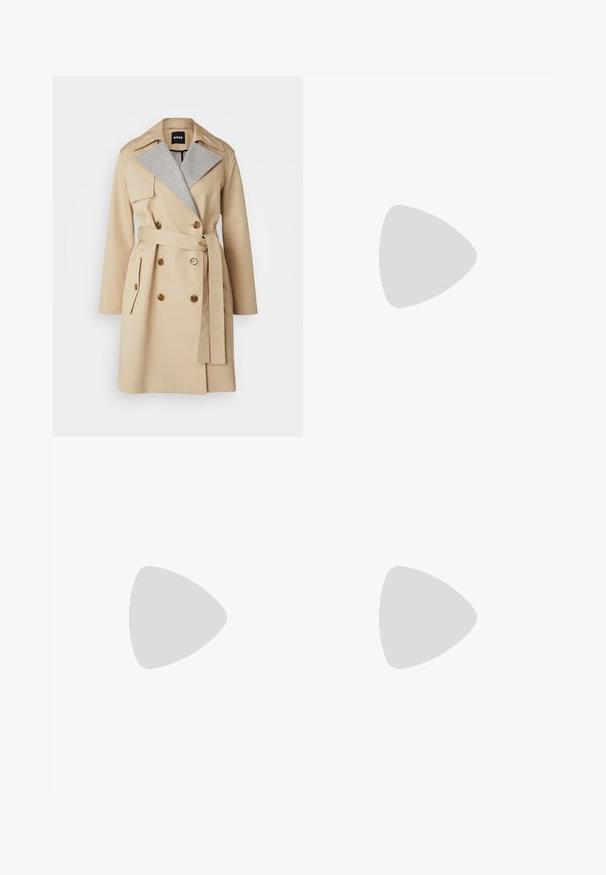 Béžový trench coat s dvojakým zapínaním, zlatými gombíkmi a textúrovaným sivým golierom. Obsahuje zodpovedajúci opasok a bočné vrecká.; Čierne bavlnené tričko s výstrihom do V a krátkymi rukávmi. Jednoduchý dizajn s bežným strihom a bez vzorov alebo akcentov.; Nohavice s širokými nohavicami v krémovej farbe, vyrobené z hladkej tkaniny. Majú plochý predný pás, záhyby pozdĺž nohavíc a uvoľnený strih.; Čierne sandále na podpätku so štíhlym dizajnom popruhov, štvorcovou špičkou a stredne vysokým blokovým podpätkom. Vyrobené z hladkej kože s matným povrchom.