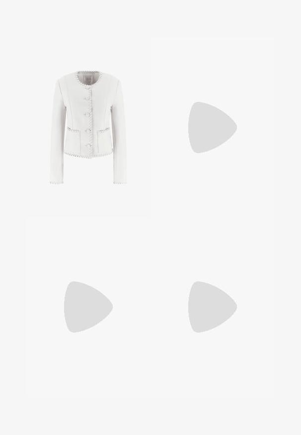 Biely priliehavý kabátik s okrúhlym výstrihom, piatimi gombíkmi a prešívaním pozdĺž okrajov a vreciek pre pridanie textúry.; Biely croptop vyrobený z hladkej bavlny, s vysokým výstrihom a krátkymi rukávmi. Malé vyšívané logo v dolnom rohu.; Biele bavlnené šortky s elastickým pásom a šnúrkou, zdobené kvetinovou výšivkou a volánovým lemom s výrezmi.; Biele sandále na vysokom opätku s textúrovaným pásikom zdobeným kamienkami, otvorenou špičkou a popruhom okolo členka s nastaviteľnou prackou.