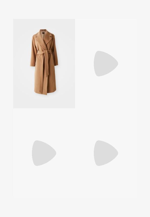 Cappotto lungo in lana marrone cammello con ampi revers e cintura in tessuto coordinato legata in vita, tasche laterali e maniche lunghe.; Camicia bianca a maniche lunghe con bottoni, a strisce verticali nere sottili, una tasca sul petto sinistro e colletto a punta.; Jeans in denim blu a vita alta e gamba larga, con tasche frontali, passanti per cintura, chiusura a bottone e cuciture visibili su uno sfondo bianco.; Stivale nero in pelle, alto fino al ginocchio, con punta a punta e tacco a stiletto alto; texture elegante e liscia con cuciture sottili e senza hardware visibile.; Borsa a tracolla nera con texture trapuntata e patch con logo. Indossata con una camicia a righe bianche sopra un top bianco aderente e jeans di denim.