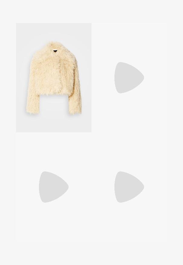 Kort fuskepelsjakke i en myk kremfarge. Har en cropped design, shaggete tekstur og lange ermer. Ingen synlige lukkinger.; Hvit bomulls T-skjorte med korte ermer, med et rosa blomstermønster og grønne blader på venstre side. "Guess" logo i grått over designet.; Høyt livde vide benjeans i lysegrå denim, med slitte detaljer og rå kant. To frontlommer og knappelukking.; Svart lær ankelstøvel med doble spenne detaljer, glidelås, kraftig såle og jevn tekstur. Har et robust og stilfullt design.