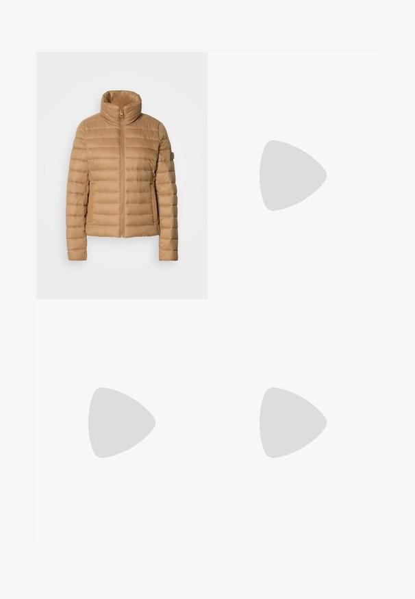 Beige Pufferjacke mit hohem Kragen, horizontalem Steppmuster, Reißverschluss und Seitentaschen, aus einem glatten, leichten Stoff gefertigt.; Gestreiftes Langarmoberteil in Weiß und Grün, mit horizontalen Streifen, einem Bootsausschnitt und einem figurbetonten Design. Weicher Stoff.; Schwarze Hosen mit taillierter Passform, ausgestattet mit seitlichen Taschen und geradem Bein. Hergestellt aus glattem, leichtem Stoff mit einem eleganten Finish.; Schwarzer Lackleder-Stiefelette mit spitzer Zehe und einem mittelhohen Blockabsatz. Glatte Textur und minimalistisches Design.