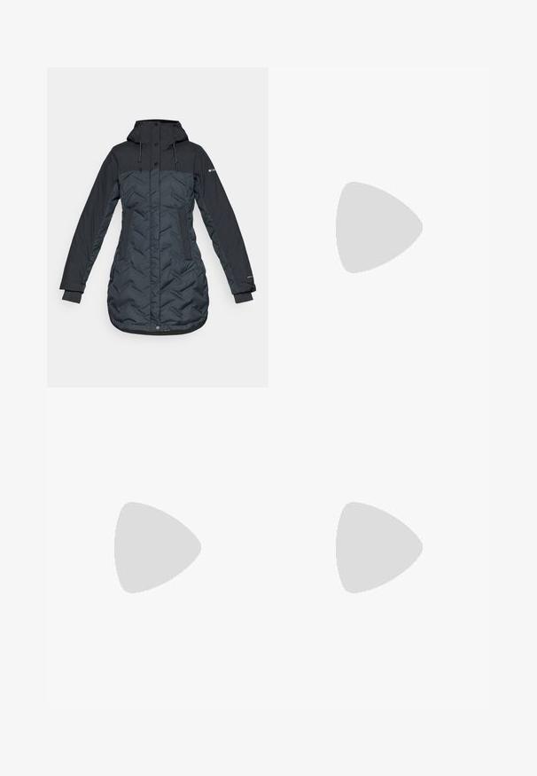 Garšs, tumši zilas krāsas izolēts ziemas mētelis ar kapuci, regulējamiem saitēm, sānu kabatām un ar rāvējslēdzēju, kas pārklāts ar pogām.; Melnā Columbia T-kreklā ar baltu apļa kalnu un upes kontūru mākslu, kā arī tekstu "Columbia Sportswear Company Outside Since 1938."; Gaišs pelēks sporta legingi ar augstu jostas līniju, teksturētu materiālu, gludām šuvēm un sānu kabatām. Ikdienas fit visā garumā.; Melni pārgājienu zābaki ar vidēju augstumu, ar teksturētu augšdaļu, pelēkiem akcentiem un izturīgu gumijas zoli ar saķeres izvirzījumiem.