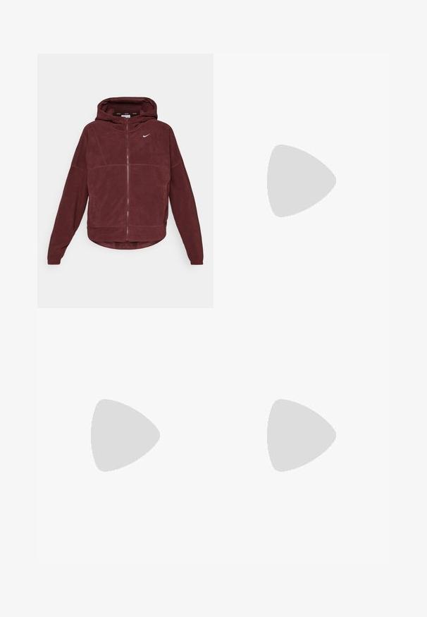 Cazaco de capuz vermelho escuro com fecho éclair feito de um suave fleece. Apresenta capuz, mangas longas e um pequeno logótipo branco no lado esquerdo do peito. Bainha e punhos com elástico.; T-shirt castanho cropped feito de tecido suave, com gola redonda e mangas curtas. Logo da Nike impresso na parte interna da gola.; Leggings bordo feitos de material elástico, com uma cintura alta e costuras planas. Têm um design ajustado e uma textura suave.; Ténis atléticos pretos com um upper texturizado e detalhes brancos, apresentando atacadores e um logo lateral. Usados com leggings cor-de-vinho e meias claras.
