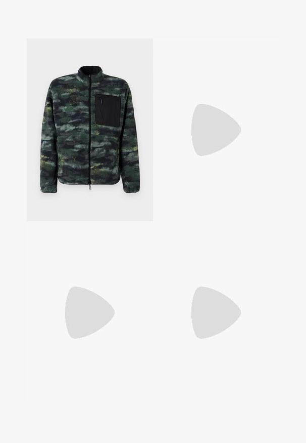 Fleece striukė su žaliai juoda abstrakčia struktūra, aukštu kaklu, pilnu užtrauktuku ir kairiuoju krūtinės kišeniu iš vientisos juodos medžiagos.; Balta medvilninė marškinėliai trumpomis rankovėmis, su juodu ir mėlynu užrašu „United By Rhythm“ ant krūtinės. Apvalaus iškirpimo dizainas.; Šviesiai žali maudymosi šortai su elastinga juosmena, reguliuojamomis raišteliais ir šoninėmis kišenėmis. Lygi tekstūra, aukščiau kelių ilgio.; Baltos sportbačiai su zomšos akcentais, apvaliu nosiu, plokščiais raišteliais ir kreminės spalvos guminiu padu. Ant kulno yra žalia ženklinimo detalė.