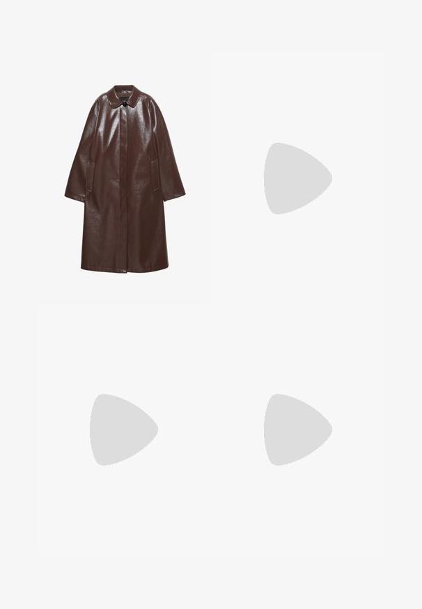 Palton lung din piele maro închis, cu guler ascuțit, un singur buton negru vizibil, mâneci lungi și două buzunare laterale.; Tricou alb cu mânecă scurtă, cu guler larg și model texturat cu dungi, realizat dintr-un material moale, având o croială lejeră și un design curat.; Pantaloni largi, cu talie înaltă, dintr-un material roz moale. Dispune de un brau elastic, două buzunare laterale și o textură fină.; Sandalete plate de un roz pal cu vârf ascuțit, realizate dintr-un material asemănător pielii, neted. Prezintă detalii decupate pe laterale și un toc plat.