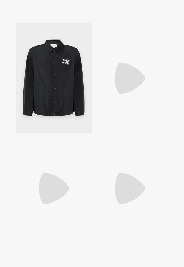 Calvin Klein Jeans Bombejakke - black; Svart bomull t-skjorte med korte ermer, rund hals og en liten hvit logo øverst til venstre. Glatt tekstur, standard passform.; Lyseblå denimjeans med rett passform, fem lommer, knappelukking og subtil falming foran. Ingen synlige mønstre.; Svarte lær-sneakers har rund tå, flat såle og snøring. Merkbare detaljer inkluderer en subtil logo på siden.