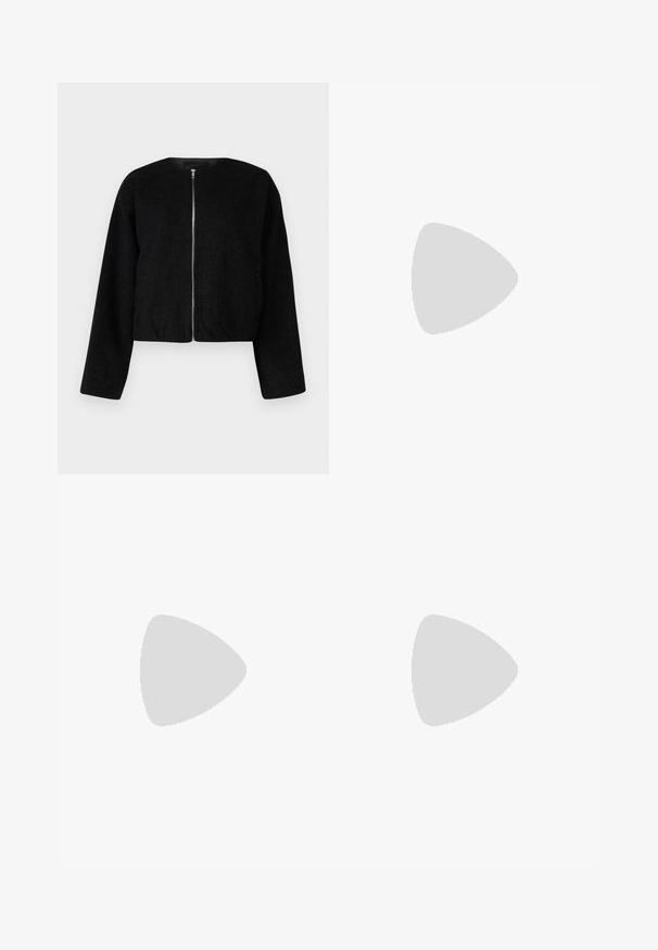 Črna skrajšana jakna iz teksturirane tkanine, z okroglo odprtino za vrat in polnim sprednjim zadrgo. Dolgi rokavi z sproščenim krojem.; Bela bomba majica iz bombaža z kratkimi rokavi, krožno ovratnikom in rdečim grafičnim besedilom "OKUSNO OSVEŽILNO SADJE" na sprednji strani.; Asimetrična črna krila iz teksturirane tkanine, z oprijetim pasom in slojevitim oblikovanjem, z rahlim leskom.; Rjave usnjene kavbojske čevlje z ostrim nosom in blok peto, ki vsebujejo podrobno šivanje in dvignjene dodatke na zgornjem delu.