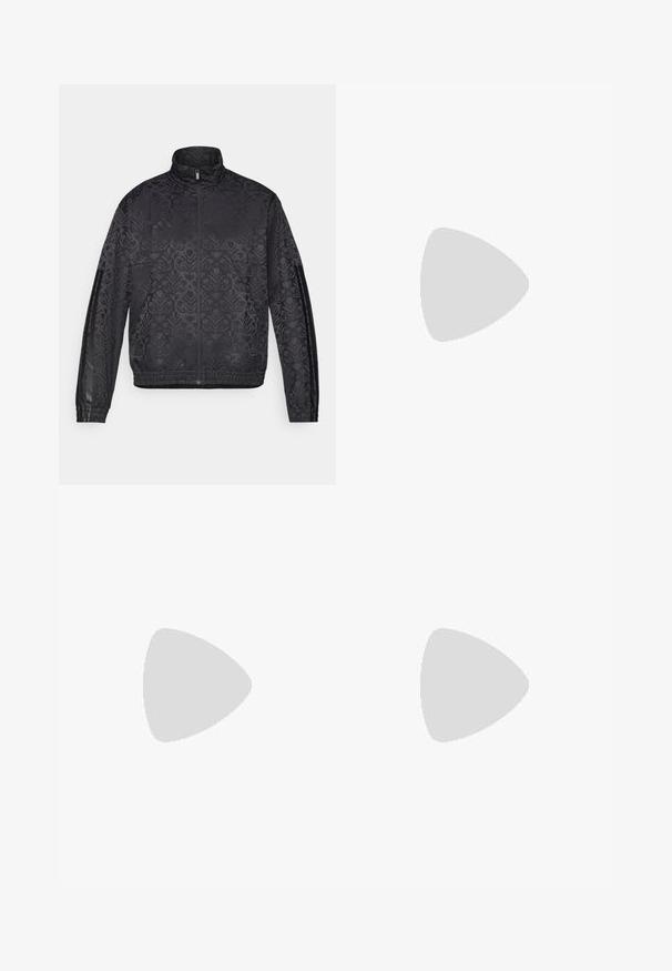 Μαύρο αθλητικό μπουφάν με ανάγλυφο λουλουδένιο μοτίβο, πλήρες φερμουάρ, ψηλό γιακά, ελαστικές μανσέτες και α�ντίθετες ρίγες στα πλάγια.; Λευκό αθλητικό μπλουζάκι με κοντά μανίκια, κατασκευασμένο από ύφασμα που απορροφά την υγρασία. Διαθέτει μαύρο λογότυπο στην αριστερή πλευρά του στήθους και μοτίβο στη εσωτερική γραμμή του λαιμού.; Μαύρο αθλητικό παντελόνι από λείο, ελαφρύ ύφασμα με ελαστική μέση. Διαθέτει ένα μικρό λογότυπο στην αριστερή πλευρά και στενές γάμπες.; Λευκά αθλητικά παπούτσια με πλέγμα στο πάνω μέρος, καουτσούκ σόλα σε γκρίζα απόχρωση, υφές και μαύρο λογότυπο στα πλάγια.