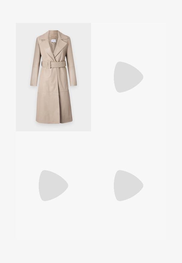 Beige bőr trench coat kiemelt hajtókával, hosszú ujjakkal, övhúzással és közepes hosszúságú szabással. Tiszta varrásokkal és sima textúrával rendelkezik.; Ujjatlan hálós felső világosszürke színben, kerek nyakkivágással és diszkrét bézs díszítéssel. Az anyag hálós textúrájú, egyenletesen elhelyezett lyukakkal.; Világos bézs színű, bő szárú nadrág sima textúrával, fekete krokodilmintás övvel a deréknál. Egyszerű dizájn, további díszítések nélkül.; Meztelen színű, lakk bőr, hegyesorrú cipő bokapánttal és stiletto sarkal, sima textúrával és minimalista dizájnnal. 