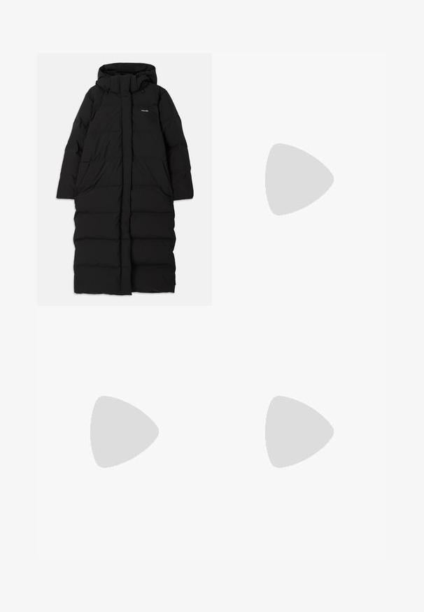 Fekete, hosszú, puffertöltéses kabát kapucnival, steppelt kialakítással, nagy elülső zsebekkel és középső cipzáras záródással. Egyszerű anyag, minta nélkül.; Fekete cropped póló, pamutból készült, kerek nyakú, rövid ujjú, egyszerű dizájnnal, minta vagy díszítés nélkül.; Sötét szürke elülső résszel és világos kék oldalsó panelekkel rendelkező farmer szoknya, szabványos derékkal, két elülső zsebbel és eltérő varrással.; Fekete bőr bokacipő sima textúrával, hegyes orral és vastag, magas sarkával. Oldalnyílással és minimalista dizájnnal rendelkezik.