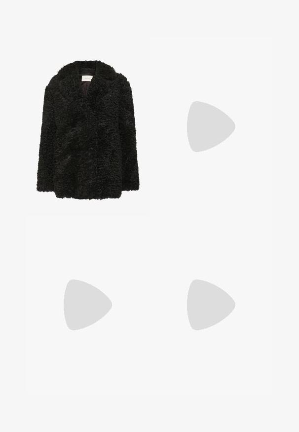 Gestuz SHILLY - Klassikaline mantel - black; Valge pikkade varrukatega pluus kõrge kaelusega, millel on kokkuvõtted õlgadel ja mansettidel, valmistatud siledast ja kergest kangast.; Mustad flared põlvpüksid siledast kangast, millel on kõrge vöökoht, eesmine nööbiga sulgur ja voolujooneline, täpselt sobiv disain.; Mustad mustad nahast kingad, millel on kullatud detail, ümar varvas ja sile tekstuur, rippumas peegeldaval pinnal koos metallist riiulitega.