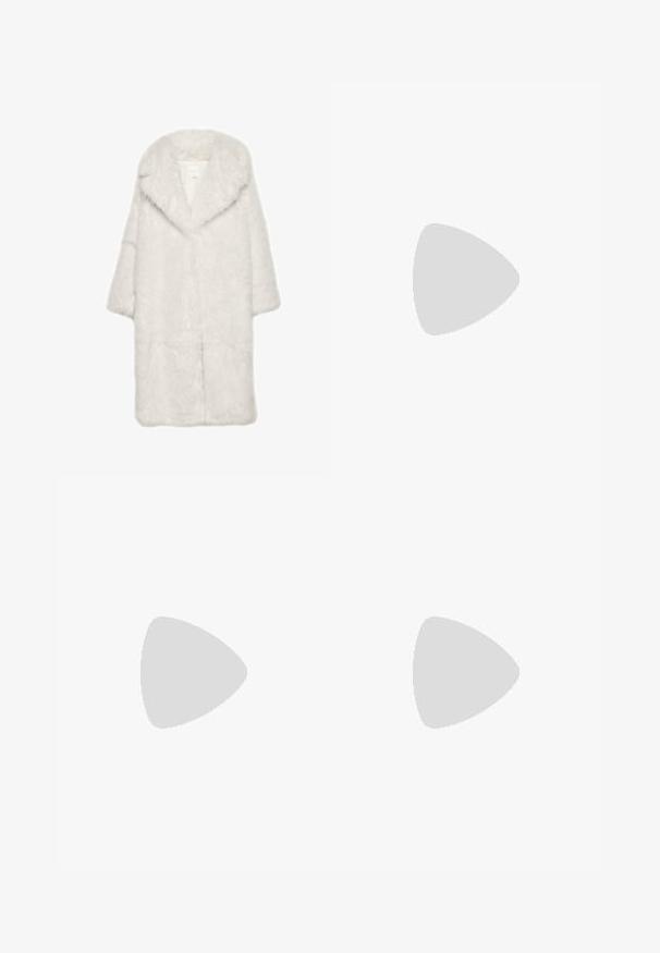 Bijeli kaput od umjetnog krzna sa širokim ovratnikom, rukavima do tri četvrtine te mekom, teksturiranom završnom obradom. Ima ravni kroj i otvoreni prednji dio.; Bijela bezrukavna majica s okruglim izrezom, koja ima suptilnu teksturu, detalj u obliku ključa na leđima i ravni rub.; Krem suknja od satena maxi s glatkom teksturom, koja se nosi u struku, s bočnim prorezom, u kombinaciji sa zlatnim sandalama na visoku petu s remenčićima.; Crne sandale na visoku petu s glatkim kožnim gornjim dijelom, otvorenom kapicom, širokim prednjim trakama i podesivim remenom oko gležnja s detaljem zlatne kopče.