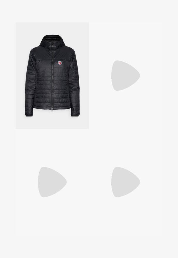 Giacca a vento nera con cappuccio, caratterizzata da una texture trapuntata, chiusura con zip e un piccolo emblema sul lato sinistro del petto.; Base layer a maniche lunghe nera con colletto alto e chiusura a zip quartino. Texture liscia e design aderente per ottimizzare le prestazioni.; Pantaloni grigio scuro con toppe nere rinforzate. Le caratteristiche includono tasche con zip, un design aderente e una texture di tessuto resistente.; Scarponcino da trekking beige con pannelli in rete e sovrapposizioni in materiale sintetico. Presenta una suola testurizzata, un sistema di allacciatura e il marchio "SALOMON" sul lato.