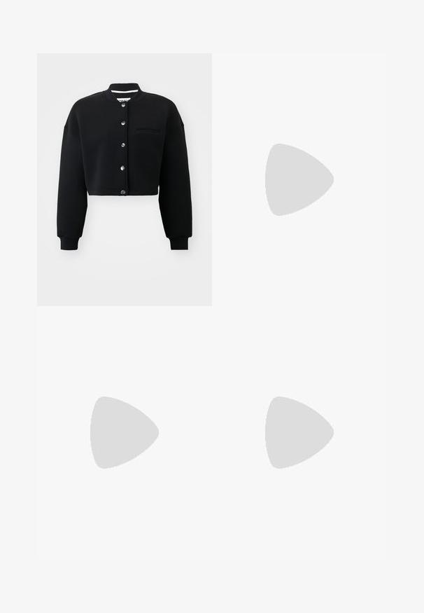 Fekete, rövidített pulóver kerek nyakkal, ezüst színű patent gombokkal és elülső zsebbel. Puha anyagból készült, bordás mandzsettákkal.; Fekete, hosszú ujjú body, magas nyakkal, melynek testrésze sima anyagból készült, míg az ujjai áttetsző hálós anyagból vannak, testhezálló fazonban.; Sötétkék farmernadrág vékony szabással. Magas derekú, egyenes lábú, és kontrasztos varrással az elején. Klasszikus öt zsebes dizájn.; Fekete velúr sneaker fehér kiegészítőkkel, lapos fűzőkkel és barna gumitalppal. Az oldalán logo található, valamint a felső része texturált a jobb tapadás érdekében.