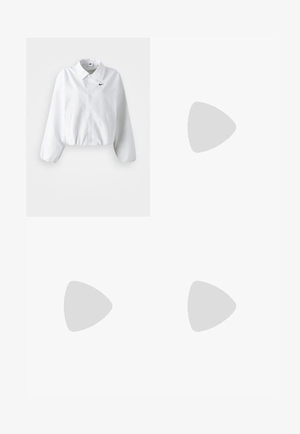 Biała krótka kurtka z kołnierzykiem, elastycznym paskiem w talii i długimi bufkami. Na lewej piersi znajduje się czarne logo Nike. Gładka faktura materiału.; Czarny prążkowany top na ramiączkach o dopasowanym kroju, z szerokimi ramiączkami i zaokrąglonym dekoltem, wykonany z elastycznego materiału.; Sportowe spodnie dzwony w jasnym niebieskim kolorze, z elastycznym pasem, dwoma bocznymi kieszeniami i małym białym logo z przodu.; Białe sneakersy z teksturowanej skóry, z platformą, okrągłym nosem i systemem sznurowania; dobrane z jasnoszarymi skarpetkami do kostek i dżinsową spódnicą.