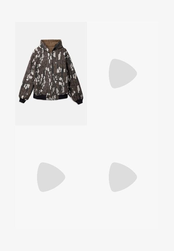 Casaco com capuz em castanho e cinza, apresentando um padrão abstrato texturizado, fecho com zip, dois bolsos e punhos e barra elásticos.; T-shirt de algodão branco com mangas curtas, apresentando um logótipo preto "BASKETBALL" e o icónico design de três riscas na parte da frente.; Calças cargo de denim azul claro com múltiplos bolsos laterais, design de perna reta e um acabamento desbotado. Apresenta um fecho frontal com botão e zipper.; Ténis desportivos com um cabedal em pele branca, biqueira em camurça cinza e três riscas pretas. Apresenta um logo azul na língua e uma sola de borracha texturizada.