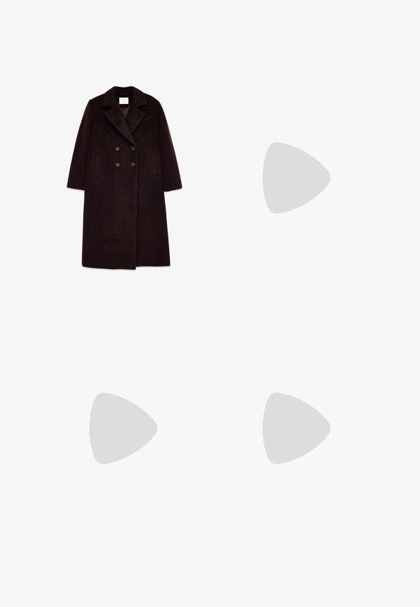 Dubbelzijdige bruine wollen jas met een brede kraag, textuurstof en twee zijzakken. Voorzien van zwarte knopen en een lange silhouet.; Bordeaux geribbelde lange cardigan met een V-hals, lange mouwen en een knoopsluiting aan de voorkant. Heeft een split aan de onderkant voor bewegingsvrijheid.; Zwarte leren enkellaars met hak, met een lichtjes slappende schacht en een puntige neus, op een lichte achtergrond.; Bruine leren handtas met een ronde vorm, zilveren hardware en decoratieve stiksels. Beschikt over een schouderband en een klittenbandsluiting.