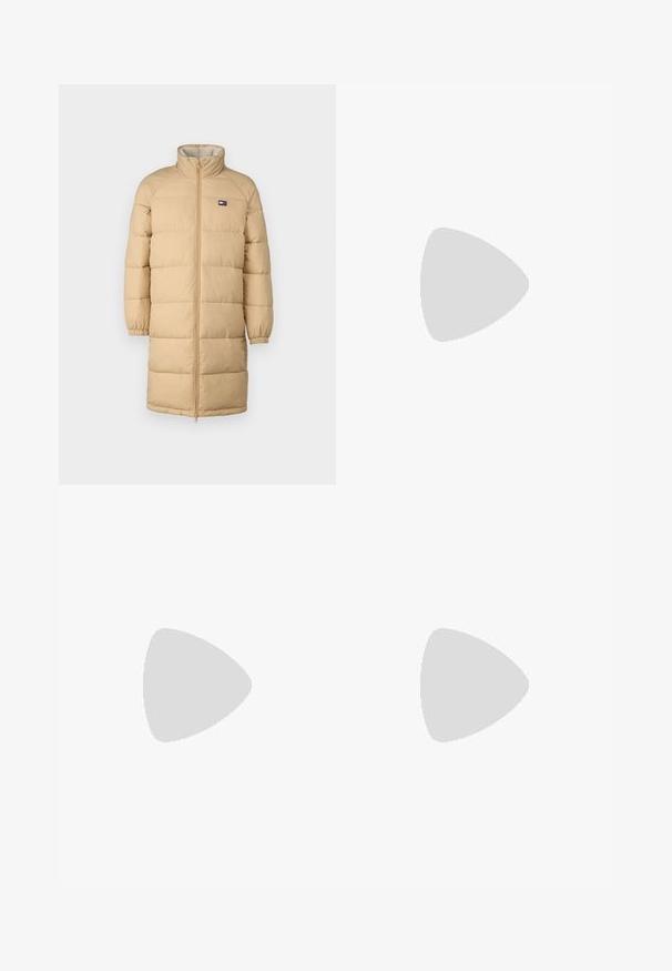 Beige lång pufferjacka med hög krage, dragkedjestängning och elastiska cuffs. Erbjuder ett quiltat mönster för isolering och värme.; Olivgrön huvtröja med strukturerad yta, framficka i kängerou-stil och ribbade mudd och nederkant. Har snörning för justering av huvan.; Khakifärgade byxor, blandning av bomull, rak bendesign, framfickor, bälteshällor och knappstängning. Slät textur utan mönster.; Blå canvas-sneakers med vita snören och gummisulor, uppställda med denimbyxor och grå ribbade strumpor, på en ljusgrå yta.