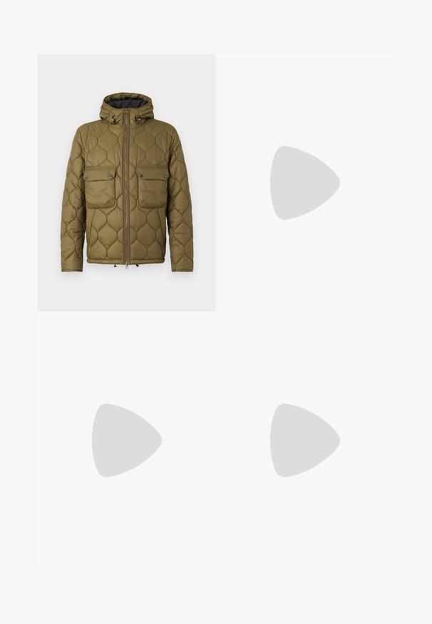 Olijfgroene gewatteerde jas met een capuchon, twee borstzakken, een rits aan de voorkant en een gestructureerd patroon. Zachte stof met een warme uitstraling.; Grijs crewneck sweater gemaakt van zacht breiwerk. Het heeft lange mouwen, geribde manchetten en zoom, en een klein logotag aan de zijkant.; Zwarte corduroy broek met een slim fit, voorzien van een knoopsluiting, twee zijzakken en een verticale ribbeltextuur over de gehele broek.; Bruine suède instap schoenen met een gestructureerde afwerking, ronde neus en een contrasterende rubberen zool. Heeft subtiele branding nabij de hiel.