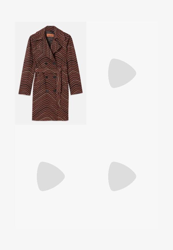 Dwurzędowy płaszcz z zygzakowym wzorem w kolorze rdzy, czerni i złota. Wykonany z teksturowanej tkaniny z wyciętym kołnierzem i paskiem.; Biały prążkowany top bez rękawów z okrągłym dekoltem, o cienkiej fakturze i skórkowej metce przy ramieniu.; Spodnie dzwony w falisty wzór w kolorze czarnym, białym i odcieniach brązu. Miękka tkanina z elastycznym pasem dla wygody.; Brązowy zamszowy botek do kostki z szpiczastym noskiem i cienkim, wysokim obcasem. Charakteryzuje się smukłą sylwetką i gładką teksturą.