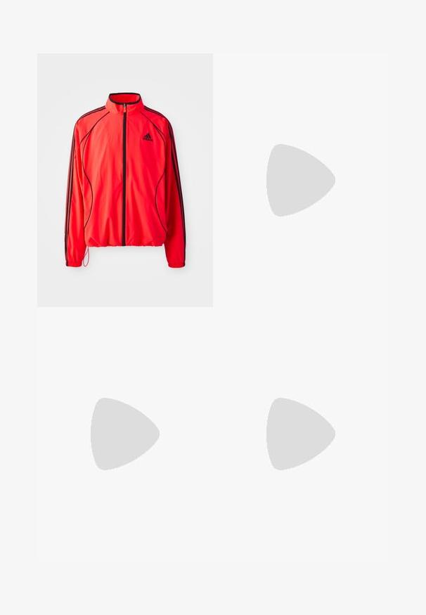 Rote Sportjacke mit hohem Kragen, durchgehendem Reißverschluss, schwarzen Akzenten und Seitentaschen. Verfügt über elastische Bündchen und ein leichtes Design.; Weißes Baumwoll-Tanktop mit Rundhalsausschnitt, breiten Trägern und minimalem Branding, das innen am Kragen aufgedruckt ist. Weicher Stoff, lässige Passform.; Rote Sporthose mit elastischem Bund, weißen gestreiften Akzenten an den Seiten und einem kleinen weißen Logo am linken Oberschenkel.; Schwarzer Adidas Sneaker mit weißen Streifen, goldenem "Spezial"-Text, Gummisohle und weißem Fersenbereich, seitliche Ansicht.