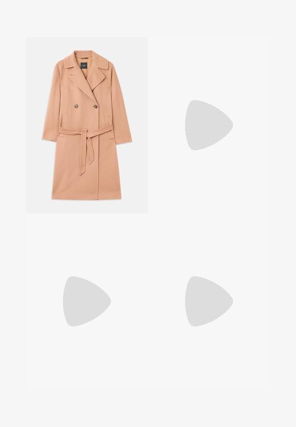 Persikinės spalvos vilnos mišinys paltas, dvigubų sagčių dizainas, su dideliais atvartais, dviem priekinėmis kišenėmis ir derančiu diržu liemens srityje.; Trumpas rankovės marškinėliai šviesiai bežinės spalvos, pagaminti iš minkštos medvilnės. Apvalus iškirpimas, laisvas kirpimas, su tiesiu apdailu ir be raštų ar grafikų.; Šviesiai mėlynos laisvos džinsinės kelnės su aukštu liemeniu, plačiomis kojomis, nublukusiu tekstūru ir matomomis siuvimo detalėmis. Turi priekinės kišenes ir mygtukų užsegimą.; Juodas lakinės odos aukštakulnis batelis su smailiu priekiu ir elegantiška siluetu. Pasižymi lygiu, blizgiu paviršiumi ir siauru stiletto kulnu.