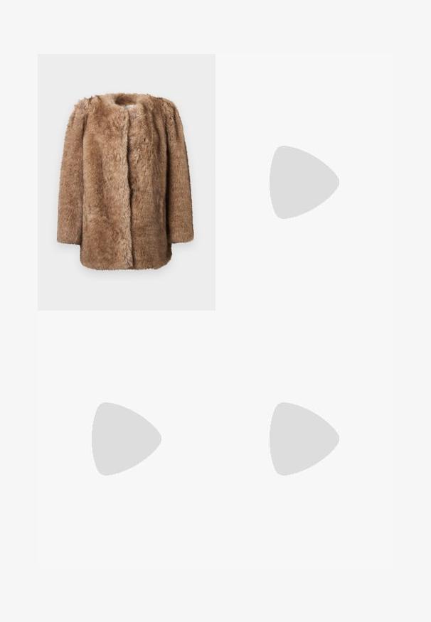 Cappotto in pelliccia sintetica marrone con una texture morbida, frontale aperto e maniche a tre quarti. Presenta un taglio dritto e un design minimalista.; Maglione a coste beige con scollo a V profondo, maniche lunghe e un pannello testurizzato sul petto. Lunghezza cropped e vestibilità rilassata.; Jeans in denim azzurro chiaro con una vestibilità ampia e gambe dritte. Presentano effetti di usura, scolorimento e dettagli strappati vicino alle ginocchia. Stile classico a cinque tasche.; Stivale alla caviglia in pelle marrone con punta quadrata, finitura testurizzata e tacco basso incassato. Dotato di un pratico tassello posteriore e dettagli di cucitura sottili.; Borsa a spalla in suede marrone con chiusura a zip, tracolla regolabile e dettagli in metallo argentato, caratterizzata da una superficie leggermente testurizzata.