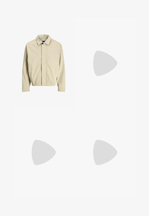 Šviesiai rudos spalvos lengvas švarkas su apykakle, priekyje užsegamas mygtukais, su šoninėmis kišenėmis ir elastingomis rankovėmis, kad būtų patogiai prigludęs. Tekstūruota medžiaga.; Tamsiai pilkas medvilninis marškinėliai su apvalia iškirpte, trumpomis rankovėmis ir baltu parašu kairėje krūtinės pusėje.; Palaidų silueto šviesiai mėlyni džinsai su žvaigždžių formos išpjovomis, dažų purslais ir klasikiniu penkių kišenių dizainu.; Baltos sportinės detalės batai su tekstūruotu megztu viršumi, plokščiais raišteliais ir paminkštintu padu, kuriame matomos oro kameros papildomam palaikymui.