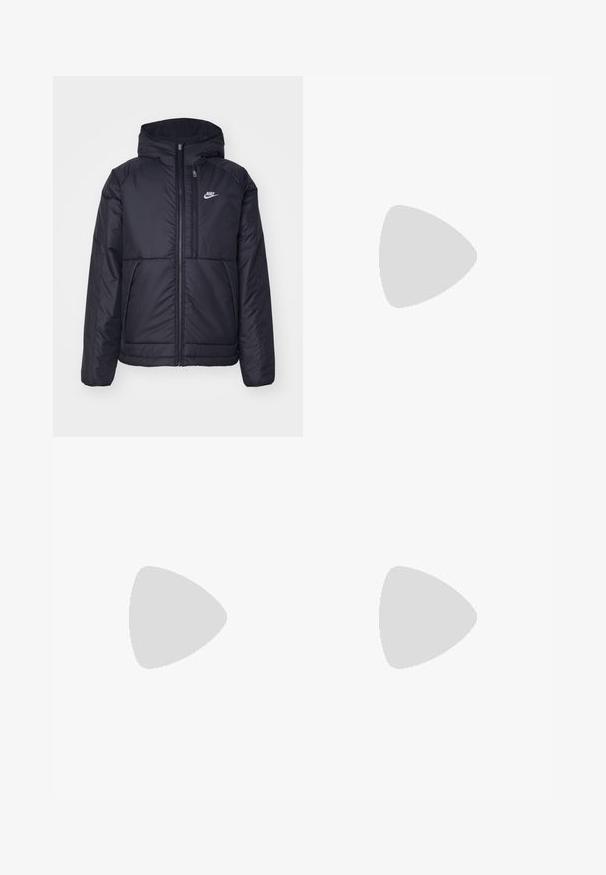 Must musta Nike jope, millel on ees lukuga avamine ja kapuuts. Vasakpoolne rind on kaunistatud valge logoga ning ees on kaks taskut. Sile välimine tekstuur.; Must mustrips, millede lõhikuga, lühikeste varrukatega, millel on vasakul rinnal väike valge logo ning ilma lisamustrite ja aktsentideta.; Tumed hallid cargo püksid, millel on elastne vöökoht, mitmed cargo-taskud, nööriga alumised servad ja sile tekstuur.; Mustad mustad jooksukingad, millel on tekstureeritud kangas ja kummist tallad, elastsed nöörid ning sinine aksent kandadel. Kandmine heledate teksadega.