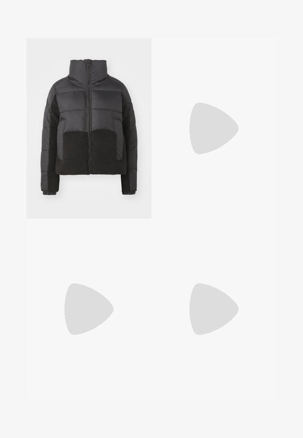 Czarna puchowa kurtka z wysokim kołnierzem, z kontrastową czarną panelą z polaru z przodu i po bokach oraz zapięciem na zamek.; Szara, krótka bluza z kapturem, wykonana z miękkiego materiału, z przednim zamkiem błyskawicznym, długimi rękawami oraz dwoma przednimi kieszeniami. Gładka tekstura, regulowany kaptur.; Zestaw trzech koszulek z krótkim rękawem w kolorze czarnym, szarym i białym. Wykonane z bawełny, z okrągłym dekoltem i prostym, jednolitym wzorem.; Czarne legginsy sportowe z wysokim stanem, z boczną kieszenią i pełną długością nogawek na białym tle.; Czarne buty sportowe Nike mają siateczkową cholewkę z błyszczącymi akcentami, czarne sznurówki i teksturowaną podeszwę. Połączone z białymi, prążkowanymi skarpetami.