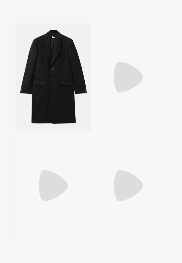 Fekete gyapjúkeverék kabát, bekerített hajtókával, oldalsó zsebekkel, három gombbal és gombos mandzsettával. Simább textúrájú, szabott dizájnnal.; Fekete, hosszú ujjú ing, finom textúrájú paisley mintával, hegyes nyakkal és gombos elejével. Simább anyag.; Tengerészkék, testre szabott nadrág egyenes lábakkal, elöl redők, gombos záródás és látható zsebek nélkül. Simaságot sugárzó szövet.; Fekete bőr, slip-on stílusú cipő, hegyes orral, sima textúrával és diszkrét logóval az oldalon. Alacsony sarokkal és letisztult, minimalista dizájnnal.