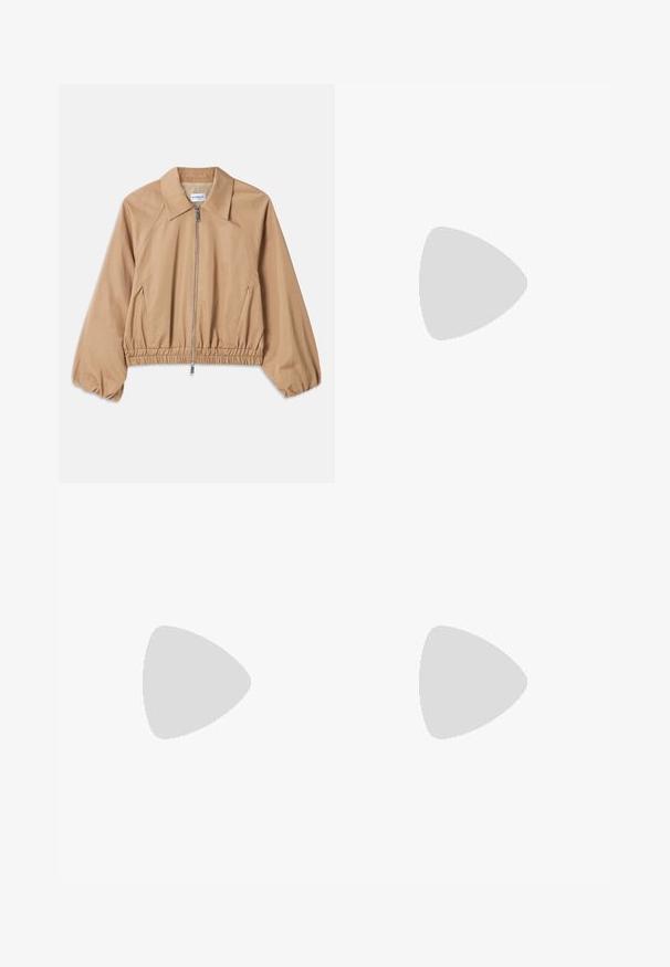 Lichtgewicht tan jack met een kraag, ritssluiting, elastische zoom en gathered mouwmanchetten. Gladde stof met een minimalistisch ontwerp.; Lichtroze blouse met lange mouwen, gemaakt van gladde stof, met een klassieke kraag en knoopsluiting, voorzien van aansluitende manchetten en een getailleerde vorm.; Beige, wijde broek met twee voorplooien, opgerolde manchetten en een soepele textuur. Gemaakt van lichtgewicht stof, biedt een ontspannen pasvorm.; Zwarte leren kniehoogte laars met een lage hak en een ronde neus, met stikdetails langs de schacht en de bovenkant.