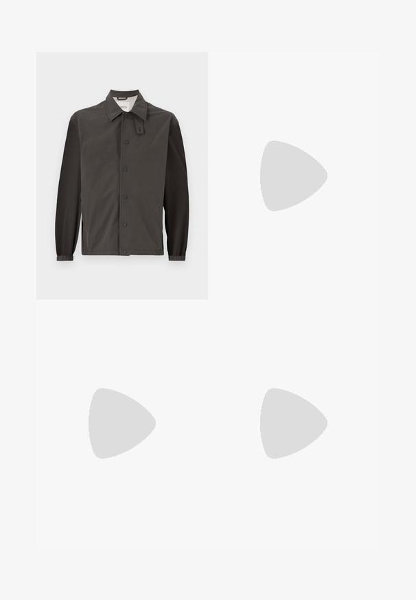 Dunkelgraue Jacke aus leichtem Material, mit kragenförmigem Ausschnitt, Druckknöpfen und elastischen Manschetten für eine taillierte Passform.; Hellblauer, gerippt gestrickter Pullover mit rundem Halsausschnitt, langen Ärmeln und geradem Saum. Texturierter Stoff mit einer weichen Optik.; Dunkelblaue Baumwollhosen mit geradem Bein, einem Frontknopfverschluss und einem klassischen Bund mit Gürtelschlaufen.; Helle beigefarbene Leder-Sneaker mit flachen Schnürsenkeln, einer strukturierten Oberfläche und einer kontrastierenden, cremefarbenen Gummisohle, kombiniert mit schwarzen eng geschnittenen Hosen.