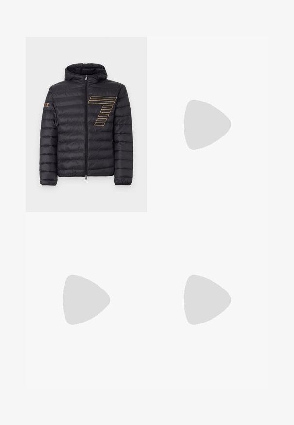 Chaqueta acolchada negra con capucha, que cuenta con un cierre frontal, textura acolchada horizontal y detalle de logo con franjas doradas en el lado izquierdo.; Polo de manga corta azul marino con cuello plano, confeccionado en suave algodón; presenta un diseño de cuello en V y un corte holgado.; Pantalones de chándal azul marino con cinturilla y puños elásticos. Presentan un pequeño logo blanco en la pierna izquierda. Fabricados con un material suave y elástico.; Zapatilla de cuero blanca con un acabado suave, puntera redonda, cordones planos y suela texturizada. Cuenta con un sutil logo en el talón.