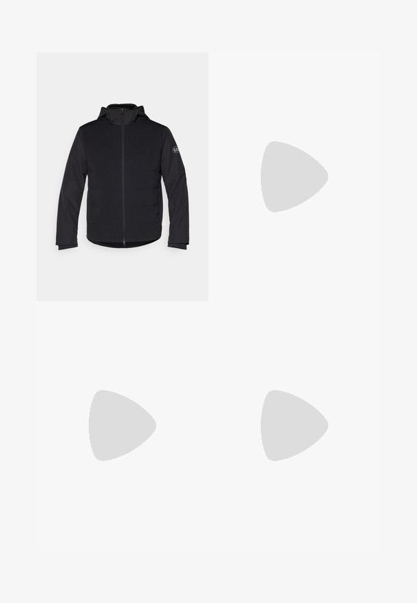 Juodas paminkštintas džemperis su pilnu užtrauktuku, kapišonu ir kontrastingomis tekstūruotomis dalimis. Ant kairiojo rankovo yra logotipo pleistras, o ilgomis rankovėmis.; Juoda trumpa rankovė t-shirt, pagaminta iš minkštos medžiagos, su apvaliu kaklu ir mažo balto logotipo kairėje krūtinės pusėje.; Juodi sportiniai kelnės su raišteliu juosmenyje, šoninėse dalyse turinčios baltą logotipą ir kontrastingus spalvotus elementus kelių apačioje.; Juodos ir baltos spalvos EA7 Emporio Armani sportbačiai pakabinti virš mėlynų ir žalių teniso korto linijų.