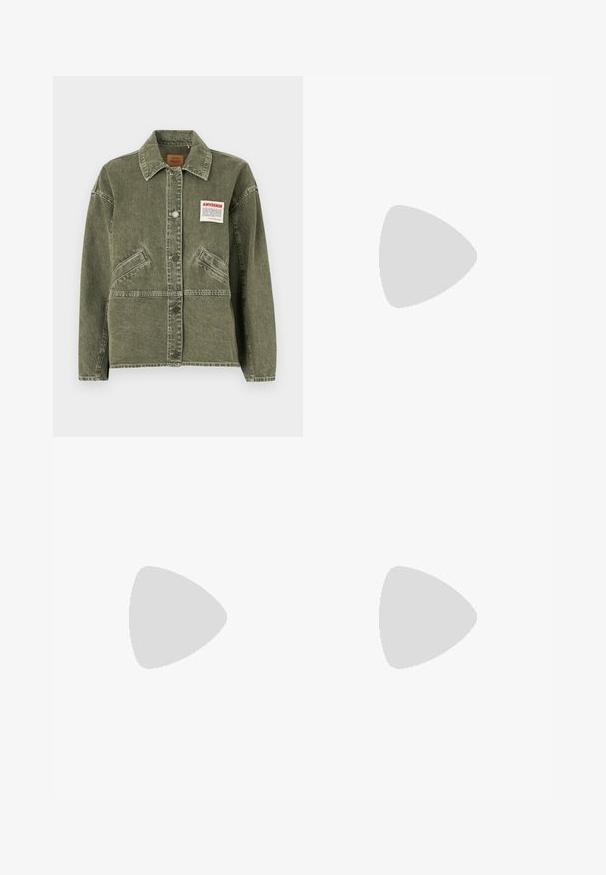 American Vintage UZATOWN - Jeansjacke - olive; Helles graues Langarmshirt aus weichem Stoff, mit einem runden Halsausschnitt und lockerem Schnitt. Nahtdetails an den Seiten.; Hellblaue Jeans mit geradem Bein, hoher Taille, Fünf-Taschen-Design und einem einzigen Metallknopfverschluss.; Schwarze Absatzsandale mit geflochtenem Riemendesign, quadratischer Spitze und verstellbarem Knöchelriemen. Helle beigefarbene Sohle mit glänzendem schwarzen Absatz.