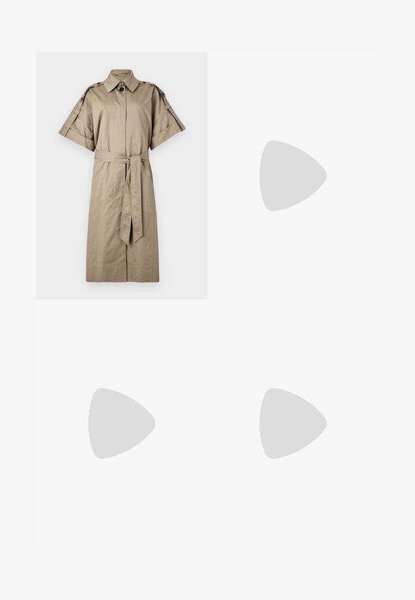 Abito in cotone color tan con colletto, maniche corte, vita con cintura e dettagli a bottoni sulle spalle. Presenta uno spacco frontale.; Camicia a maniche lunghe rosa chiaro realizzata in tessuto liscio, con colletto classico e patta con bottoni, polsini aderenti e una forma sagomata.; Jeans in denim nero con vita alta, design a gamba dritta, cuciture rinforzate, tasche anteriori e posteriori, e chiusura a bottone in metallo.; Mocassini in pelle nera con una finitura liscia, caratterizzati da un dettaglio cucito e una striscia rialzata sulla parte anteriore, posati su una superficie metallica.