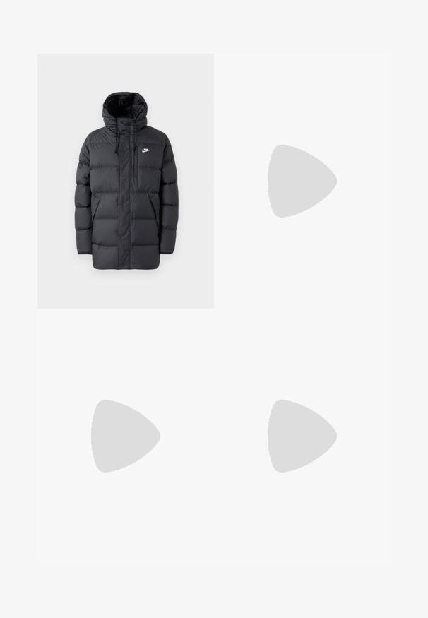 Juodas pūkinis paltas su kapuci, su užtrauktuku priekyje, elastiniais rankogaliais, šoninėmis kišenėmis ir mažą logotipą krūtinėje. Struktūruotas, siuvinėtas dizainas.; Juodas megztinis, pagamintas iš minkštos medžiagos, su apvalia iškirpte, ilgomis rankovėmis, dygsniuotais rankogaliais ir mažąja balta Nike logotipu krūtinėje.; Juodos sportinės kelnės, pagamintos iš minkštos medžiagos, su elastinga juostele, raišteliu ir mažuoju Nike logotipu kairiajame šlaunyje.; Juodi žieminiai batai, pagaminti iš sintetinės medžiagos, su tekstūruotu guminiu padu, su Velcro dirželiais ir pūkuota viršutine dalimi izoliacijai.