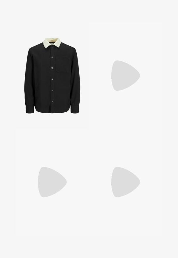 Zwarte shirtjas met een zachte, roomkleurige nepbont kraag. Voorzien van drukknopen en een borstzak. Glad stofgevoel.; Zwarte katoenen t-shirt met een ronde halslijn, korte mouwen en een relaxte pasvorm. Glad textuur en geen zichtbare patronen of accenten.; Lichtblauwe broek van gestructureerde stof, met een knoopsluiting, twee voorkruiken en een getailleerd ontwerp met plooien.; Zwarte leren veterschoen met een gladde afwerking, ronde neus en een lage rubberen zool. Minimalistisch ontwerp zonder extra versieringen.