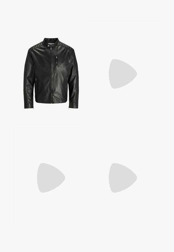 Giacca in pelle nera con colletto alla coreana, chiusura con zip e due tasche laterali. Presenta una texture a coste sulle spalle e sulle maniche.; Maglione nero lavorato a maglia con scollo rotondo, caratterizzato da un pannello superiore testurizzato e polsini e orlo a costine. Realizzato in un tessuto morbido e caldo.; Pantaloni neri in cotone misto con vestibilità slim, dotati di chiusura con bottone, tasche e orli arrotolati per un look informale.; Scarpa nera in pelle con lacci, finitura liscia, punta arrotondata e suola in gomma bassa. Design minimalista senza ulteriori decorazioni.