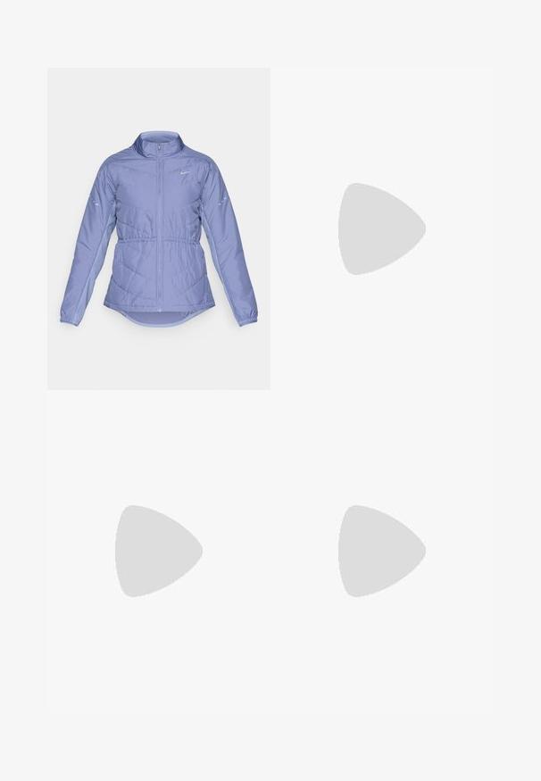 Lichtpaarse gewatteerde jas met volledige ritssluiting aan de voorkant, hoge kraag, elastische manchetten en reflecterende Nike-logo's op de borst en mouwen.; Lichtbeige sport t-shirt gemaakt van ademende stof. Beschikt over korte mouwen, een ronde hals en een gestippeld patroon op de rechtermouw.; Hoge taille, aansluitende leggings in een rijke rode stof, met platte naden en een zijzak voor gemak. Gladde textuur, rekbaar materiaal.; Witte sportieve schoen met ademende mesh bovenkant en blauwe accenten. Beschikt over een gevoerde zool en platte veters. De middenzool toont het merk "Air Zoom".