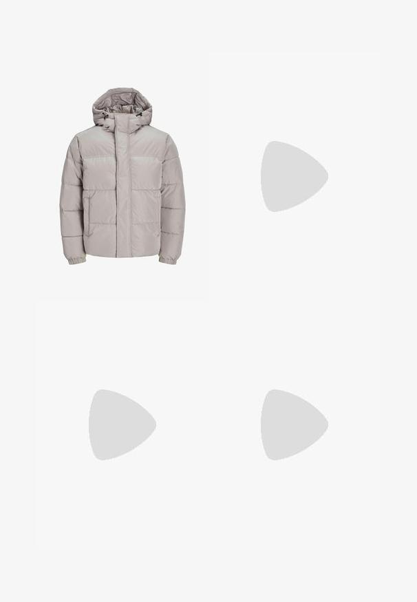 Chaqueta acolchada en gris claro, con capucha desmontable, puños elásticos y diseño acolchado. Cuenta con dos bolsillos laterales y un cierre frontal completo.; Camiseta de algodón negra con mangas cortas y cuello redondo. En la parte frontal tiene un texto gráfico blanco que dice "¡DESATA!" impreso de forma central.; Pantalones cargo beige de algodón, con dos bolsillos laterales, cierre de botón y perneras rectas con una tela ligeramente texturizada.; Zapatillas blancas con textura suave, con acentos de cuero marrón y detalles en negro, combinadas con pantalones negros ajustados. Fondo de suelo de madera.