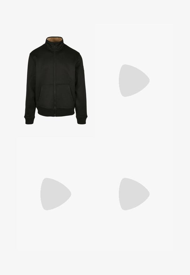 Černá zipová bunda s vysokým límcem a dvěma předními kapsami, vyrobená z měkké látky, s ribbovanými manžetami a spodním lemem, hladká textura.; Černé krátké tričko s krátkým rukávem vyrobené z bavlny. Má kulatý výstřih a volný střih. Jednoduchý design bez viditelných vzorů nebo akcentů.; Tmavě modré džínové kalhoty s rovným střihem, pěti kapsami, poutky na opasek a jemným vyblednutím materiálu. Stehování na lemu.; Černé kožené Chelsea boty s texturovaným povrchem, elastickými bočními panely a poutky. Disponují masivní gumovou podešví s vzorkem.