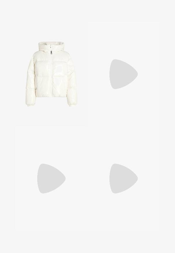 Giacca a vento bianca con finitura lucida, chiusura con zip, colletto alto e polsi elasticizzati. Presenta una vestibilità ampia e due tasche laterali.; T-shirt bianco in cotone con maniche corte, colletto rotondo e un logo ricamato rosso e blu sul lato sinistro. Tessuto liscio, vestibilità morbida.; Jeans in denim azzurro chiaro con design a gamba dritta, vita alta e texture sbiadita. Presentano una chiusura frontale con bottone e un classico styling a cinque tasche.; Sneaker bianco con finitura liscia, caratterizzato da un accento sul tallone nero e un dettaglio metallico dorato sulla suola intermedia. Design con lacci, suola in gomma.