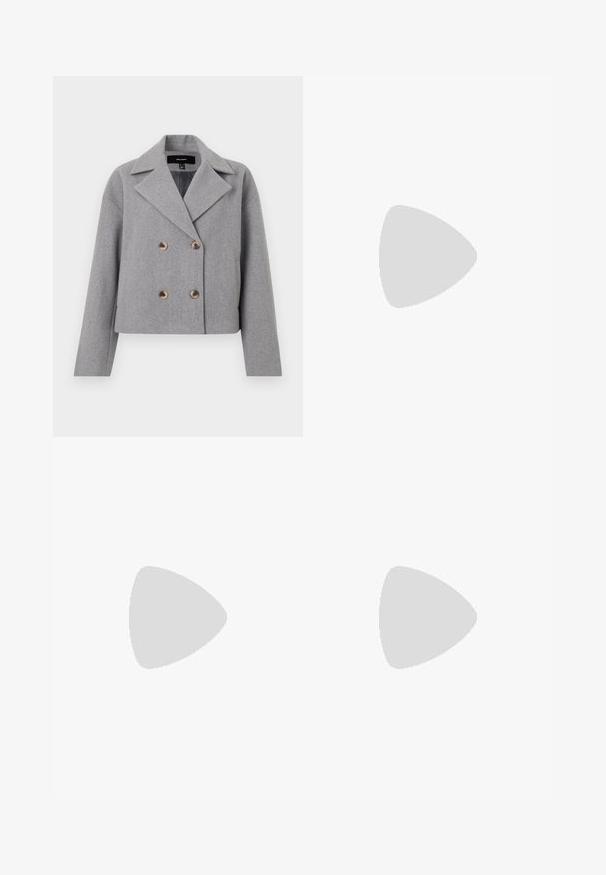 Jachetă gri, scurtă, cu un design cu două rânduri de nasturi, guler în formă de V și nasturi din lemn. Fabricată dintr-un material texturat, cu mâneci lungi.; Top negru cu mâneci lungi, decolteu rotund, textură canalată, design aderent și lungime scurtă. Fără modele sau detalii vizibile de hardware.; Blugi evazați din denim gri închis cu talie înaltă, cinci buzunare și închidere cu un singur nasture. Textură netedă cu o ușoară decolorare.; Bocanci negri la gleznă cu un finisaj lucios, vârf pătrat, toc bloc și panou elastic lateral. Asortați cu pantaloni negri îngustați.