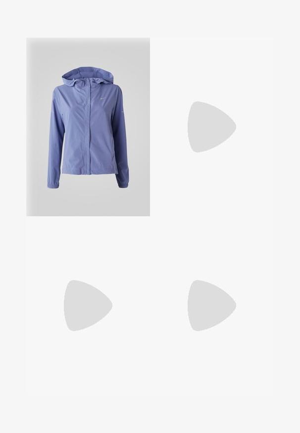 Casaco de corta-vento lilás claro com capuz, fecho frontal completo, punhos elásticos e um pequeno logo prata da Nike no peito. Textura suave.; Top atlético sem mangas branco com decote em V, detalhe recortado e logótipo preto da Nike no lado esquerdo do peito. Feito de tecido respirável.; Calças de treino Nike em cinza escuro, com um design de perna afunilada, cintura elástica e detalhes de destaque próximo aos punhos.; Sapatilha de corrida Nike preta com parte superior de malha respirável, logotipo Swoosh branco, detalhes texturizados e uma entressola ZoomX na cor creme.