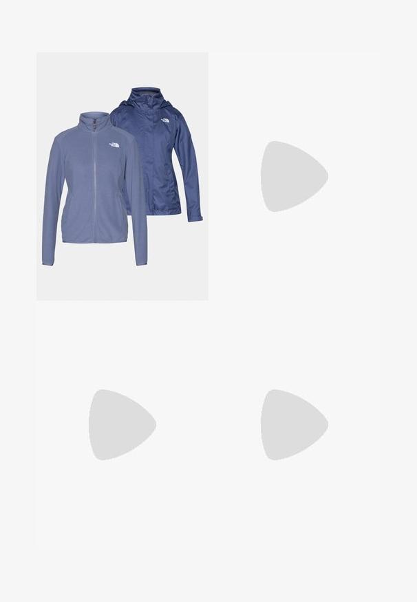Dve jakne: svetlo modra polarna zadrga z visokim ovratnikom in temno modra vodoodporna jakna s kapuco. Obe imata logotipe na prsih.; Bežna kratkotrajna majica s kratkimi rokavi Patagonia s crew neck ovratom in majhnim črnim logotipom na levi prsni strani, prikazana na enostavni podlagi.; Patagonia TRAILS - Kratke hlače za zunaj - subtidal blue; Svetlo bež tekaški čevelj z mrežastim zgornjim delom, oblazinjeno ovratnikom, istrig prihajajoče "HOKA" v zlati barvi ter debelim, oblazinjeno podplatom za udobje.