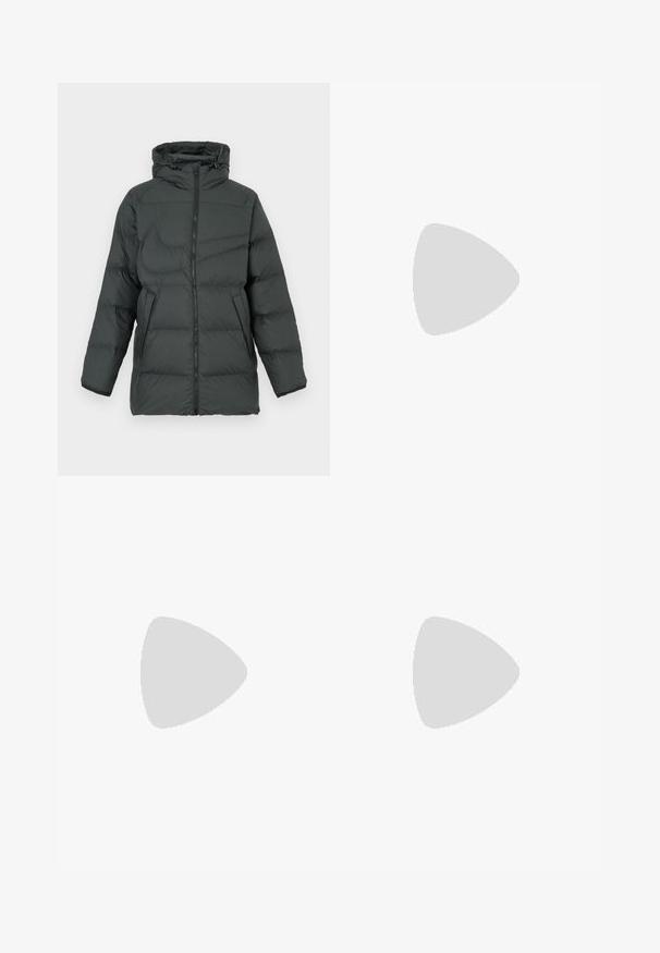 Vattert jakke i mørkegrå med hette, med glidelås foran, to sidelommer og quiltet tekstur for isolasjon.; Svart Levi's hettegenser med frontlomme og subtilt brodert logo på brystet, vist mot en enkel lys bakgrunn.; Svart cargo-bukser med rett ben-design, har side-lommer og en teksturert stoff. Knapplukking i midjen for en sikker passform.; Svarte Nike Air Force 1-sneakers med overdel i glatt lær, hvit logoaccent, perforert tå og teksturert gummisåle.